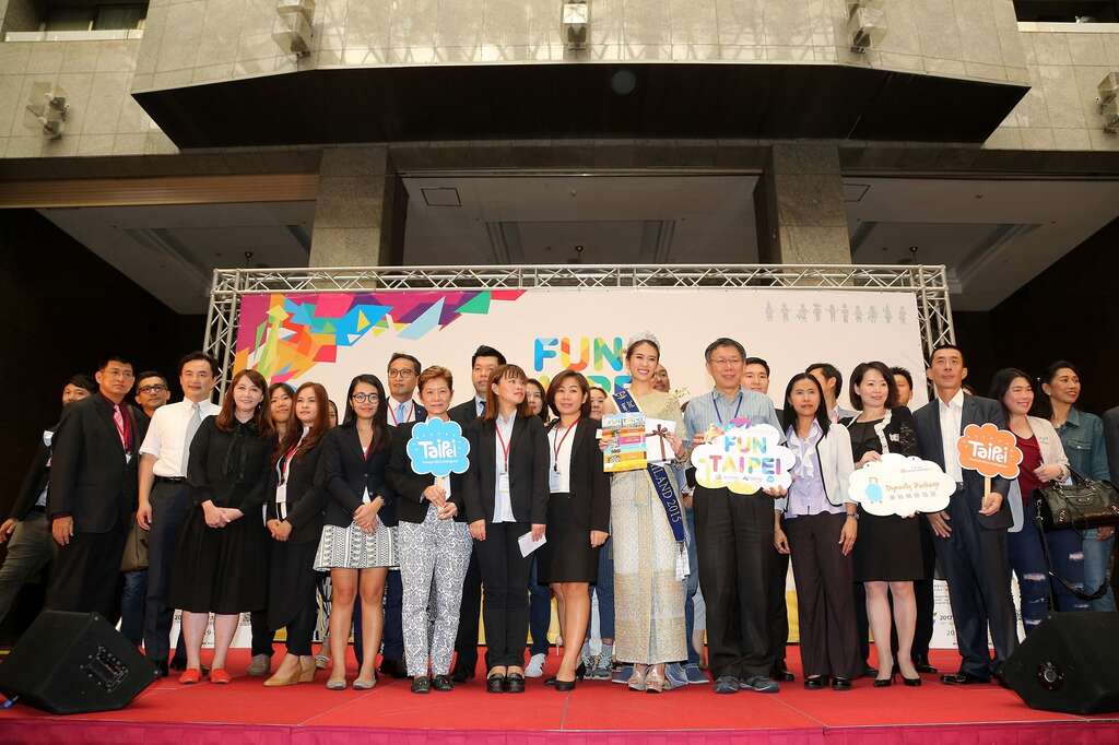 市长柯文哲现场与泰国小姐陈泰莉踩线成员合唱「月亮代表我的心」