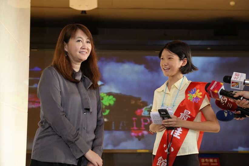 最佳小館長邵京一向觀傳局簡余晏局長創意介紹台北探索館