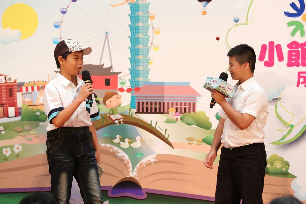 擔任校內蝴蝶志工的許淳琪(左）及方宣詠（右）以穿越劇表演方式介紹台北探索館