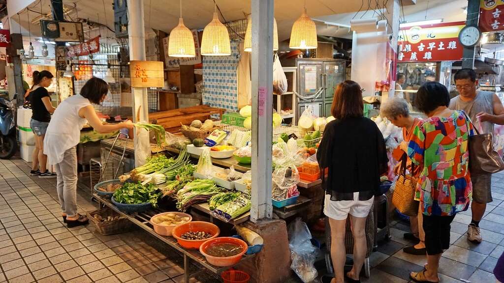 三代传承的「石福菜铺」，在古典气质藤编吊灯打亮宛如调色盘的蔬菜