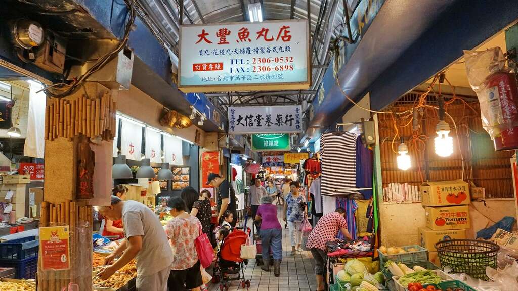在人声鼎沸的传统市场体验一趟市场探险之旅，深入了解台北在地生活