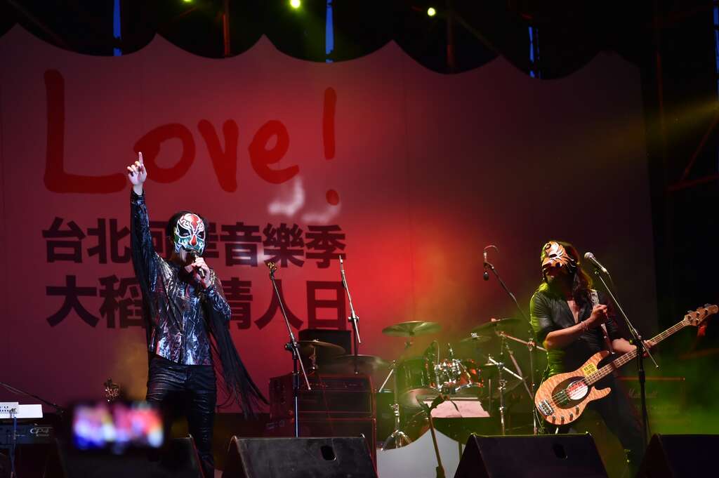 董事長樂團演唱經典歌曲，帶動現場氣氛