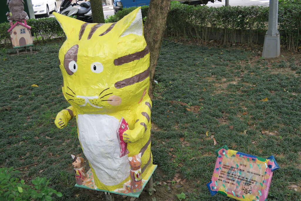 利用廢報紙、寶特瓶製作的Q版貓雕塑