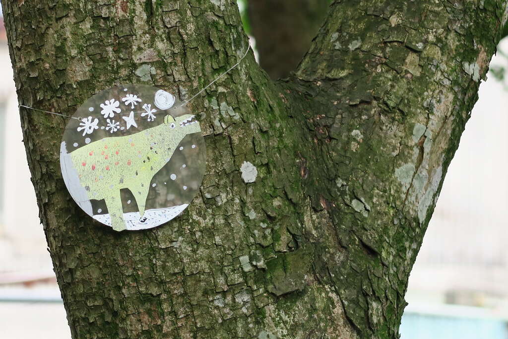 樹幹上掛著可愛的自製小裝飾2