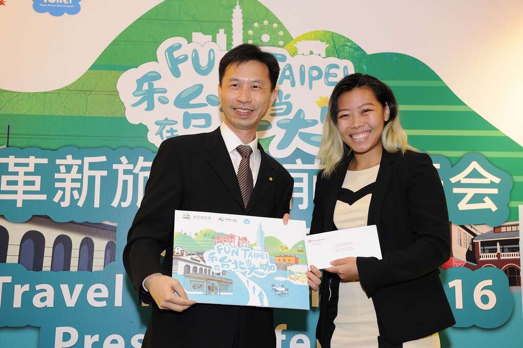 FUN_TAIPEI革新旅游展前记者会，由新加坡ESCAPE!杂志赢得新加坡─台北来回机票。
