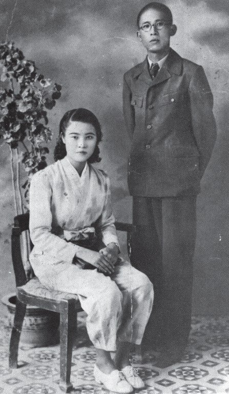 1941年受皇民化运动影响，女性穿「妇女改良服」，男士则是穿着「国民服」。（图／叶立诚）