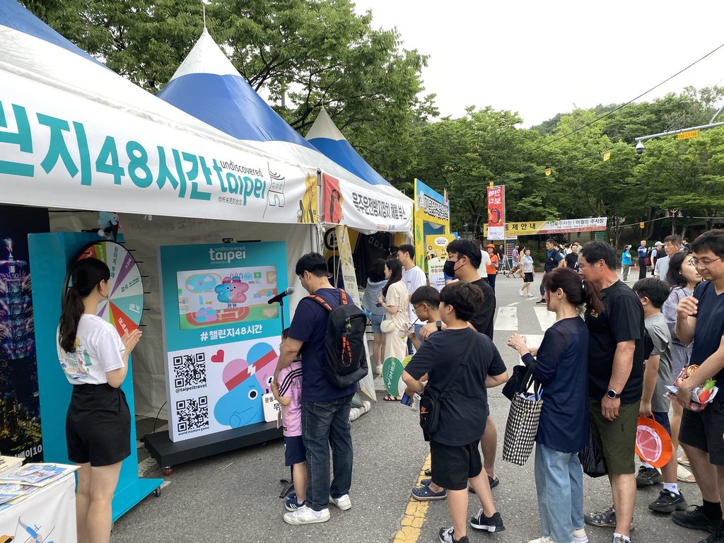 民眾與2025雙北世壯運壯寶 AI 互動(圖片來源：臺北市政府觀光傳播局)