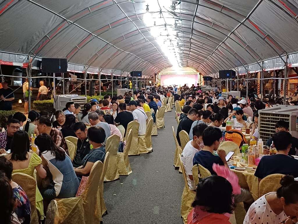 民众参加复刻酒家菜宴席(图片来源：台北市商业处)