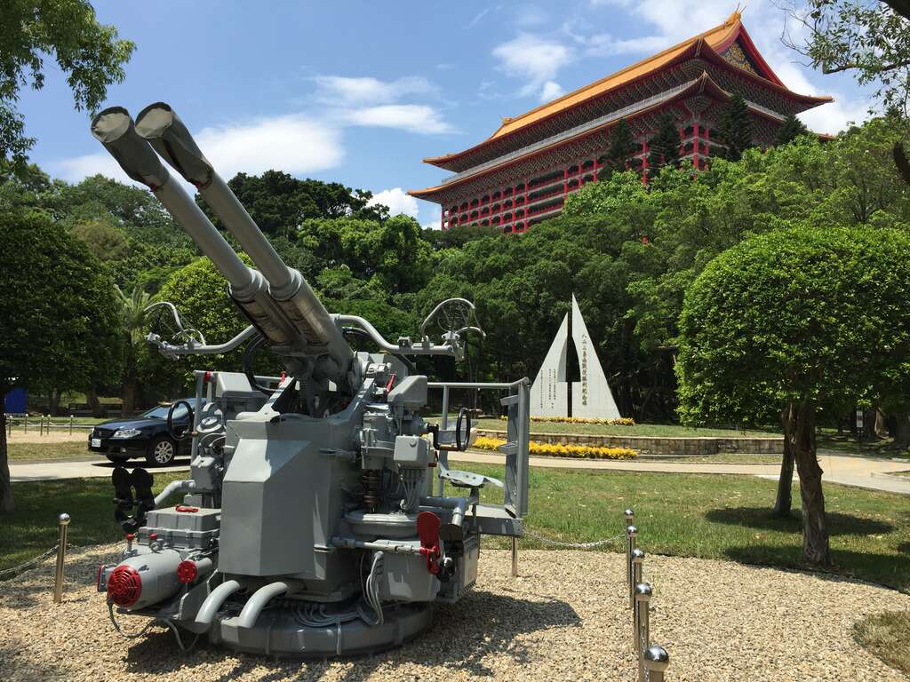 图7、「40／L60炮」则是从高雄海军营区托运至台北市