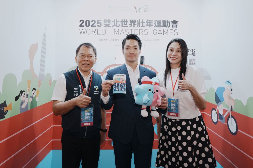 台北馆设立壮宝拍贴趣宣传世壮运，台北市市长蒋万安与台北市议员阙枚莎、观传局局长王秋冬一同体验拍贴的乐趣。(图片来源：台北市政府观光传播局)