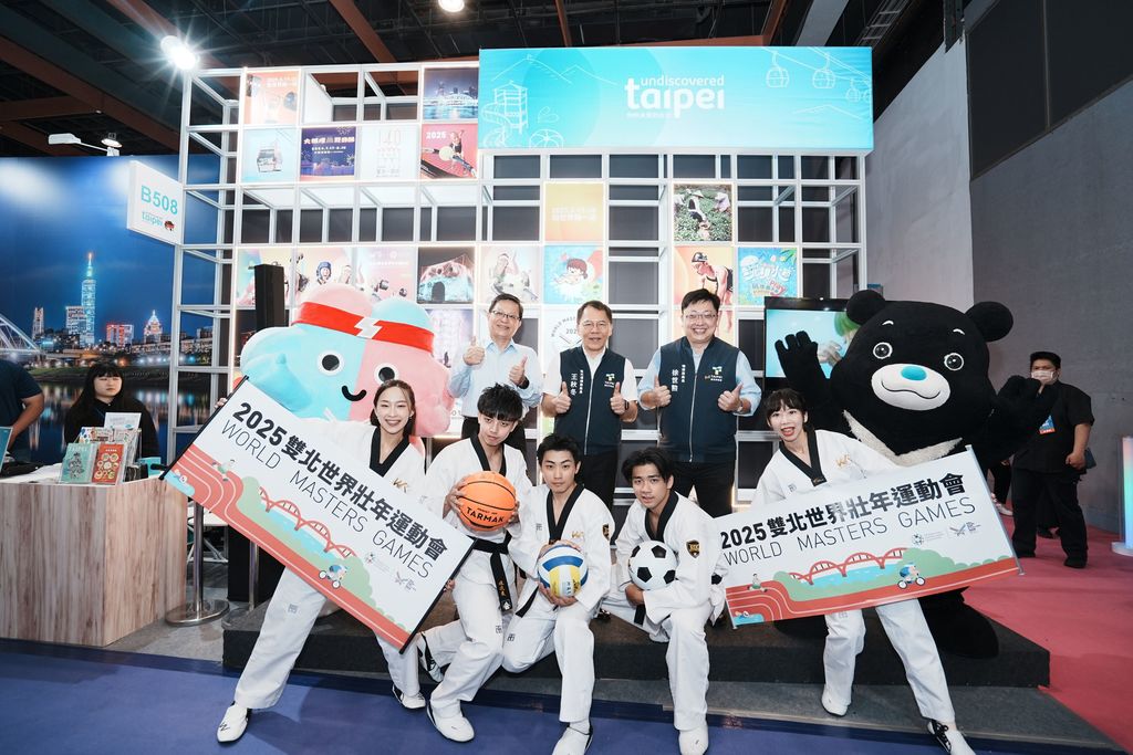 观传局局长王秋冬主持台北馆开幕仪式，与世壮运吉祥物壮宝、台北城市吉祥物熊赞欢迎大家7月12至15日一起来到台北馆。(图片来源：台北市政府观光传播局)