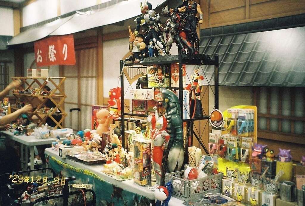 复古市集超过40摊杂货玩具及古着(图片来源：台北市政府文化局)