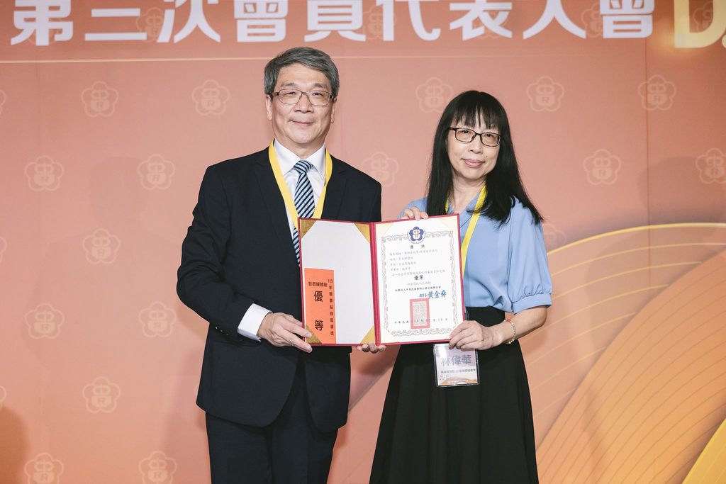 台北广播电台主持人林伟华(右)荣获113年药事报导奖优等奖，与颁奖人卫生福利部食品药物管理署庄声宏署长(左)合影(图片来源：台北市政府观光传播局)