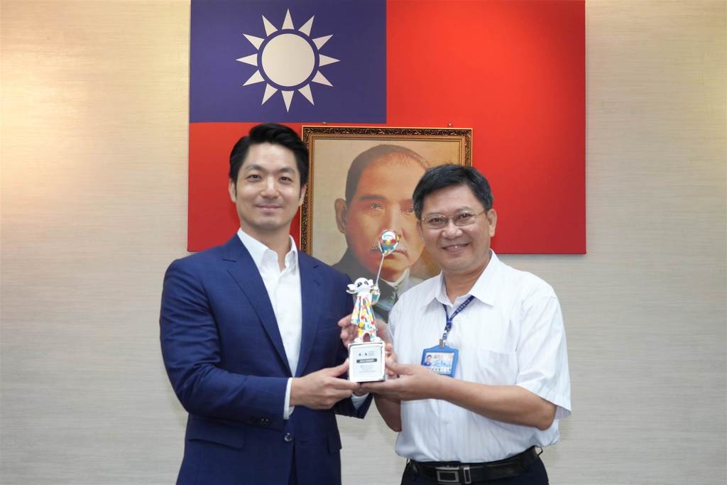 臺北電臺7月16日市政會議由臺長胡紹謙(右)向市長蔣萬安陳獻倫敦設計獎(圖片來源：臺北市政府觀光傳播局)