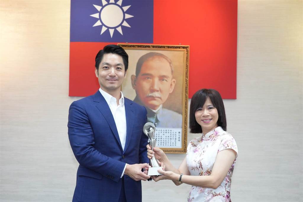 臺北電臺7月16日市政會議由獲獎節目主持人劉馬利(右)向市長蔣萬安陳獻葛蕾西獎(圖片來源：臺北市政府觀光傳播局)