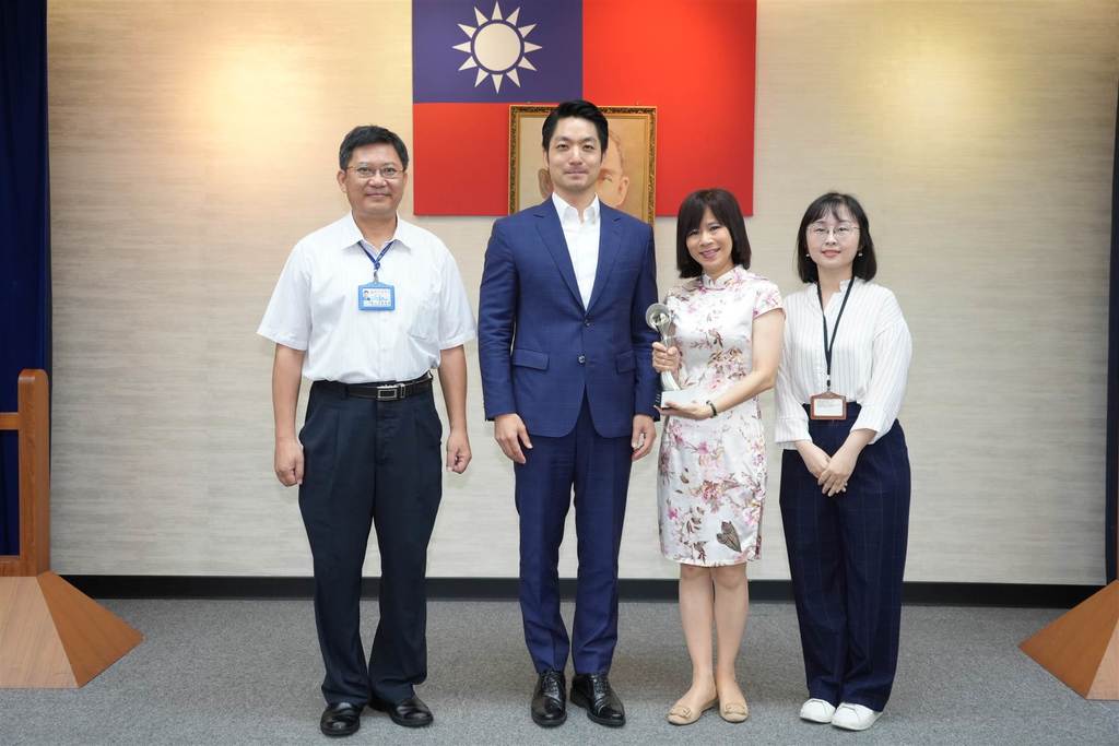 臺北電臺7月16日市政會議向市長蔣萬安陳獻葛蕾西獎，市長也勉勵臺北電臺突破傳統電臺框架，為臺北提升國際知名度(圖片來源：臺北市政府觀光傳播局)
