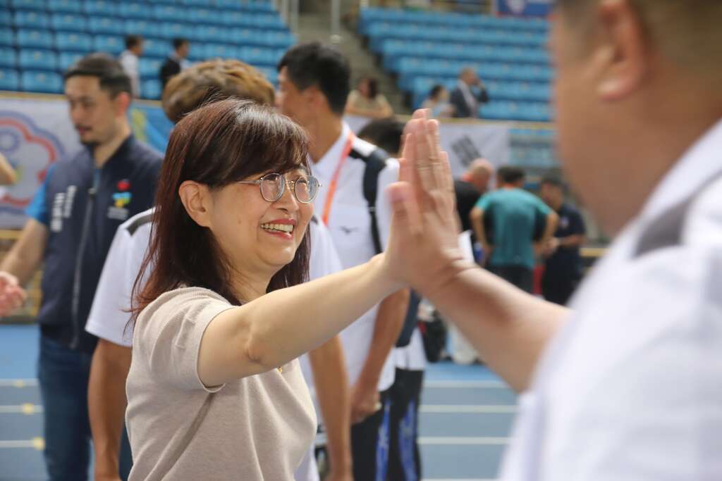 台北市林奕华副市长为出征「2024世界听障田径锦标赛」的地主台湾选手们加油打气。(图片来源：台北市政府体育局)
