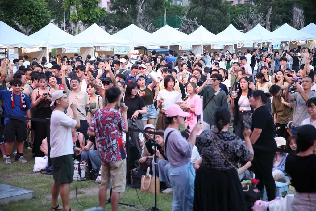 首创万人KTV活动 吸引民众到open mic区域大展身手(图片来源：台北市商业处)