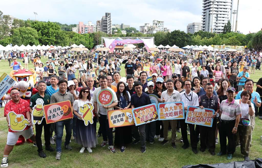 长官贵宾与现场热情民众进行合影(图片来源：台北市商业处)