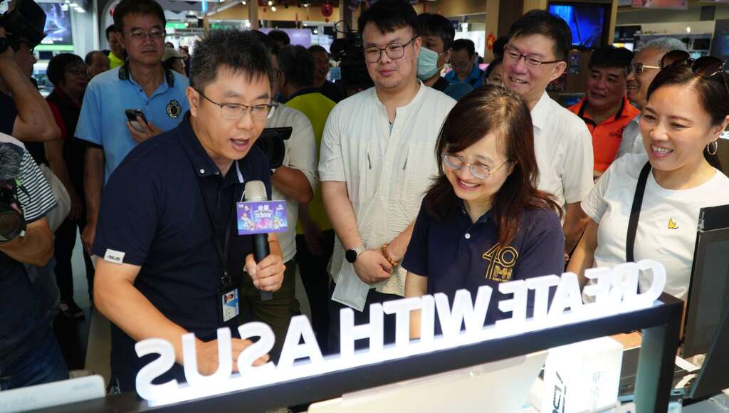 现场展示最新AI PC产品，由林奕华副市长亲自体验最新AI笔电(图片来源：台北市市场处)