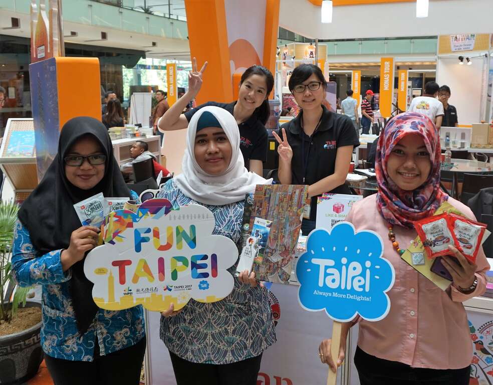 台北摊位在印尼展销会吸引印尼旅客询问台北旅游资讯