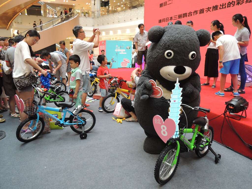熊赞加入布置小花车与小朋友竞美