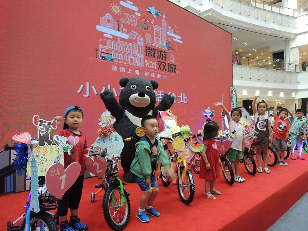 熊赞为2017世大运首次赴上海宣传与当地小朋友参加花车布置竞赛