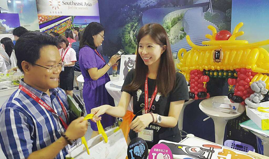 台北市觀光傳播局首次至越南胡志明市參加觀光推廣會，吸引許多當地業者前來詢問。