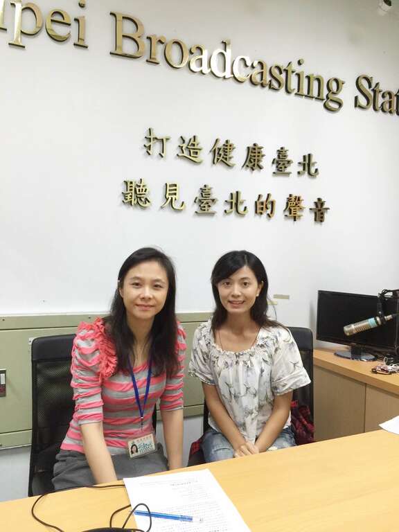 台北市家庭暴力暨性侵害防治中心主任陈淑娟(左)接受台北电台专访