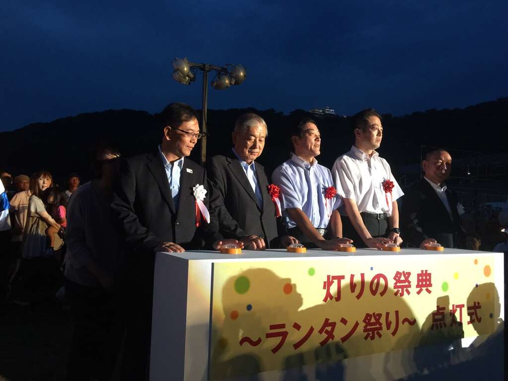 五位佳賓共同主持點燈儀式，左至右為北市觀光傳播局沈永華專委，關谷會長，中村知事，野志市長及西岡會長
