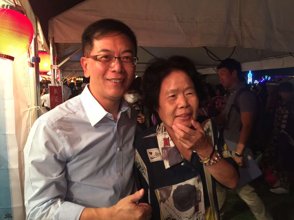 點燈儀式結束後，當地民眾非常感動，特別到台北展攤致意