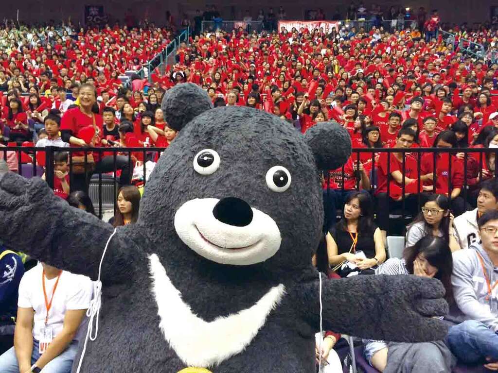 2017世大運吉祥物熊讚與一片紅色加油海齊同歡.jpg