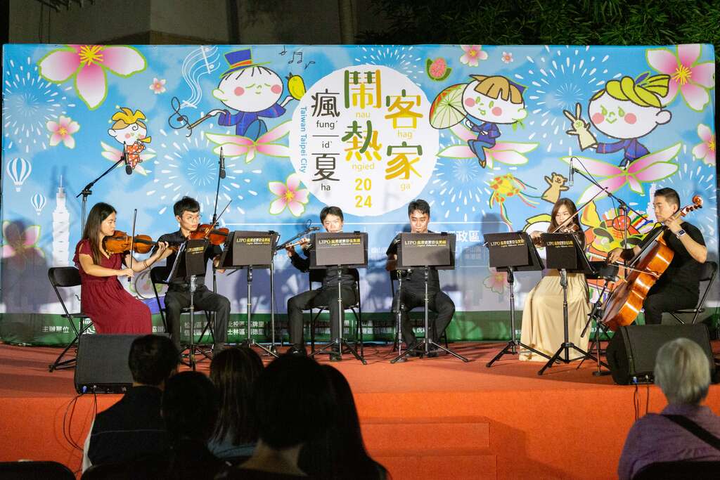 以主题「客家闹热疯一夏」於本市12行政区举办12场次客家艺文活动社区巡回展演(图片来源：台北市政府客家事务委员会)