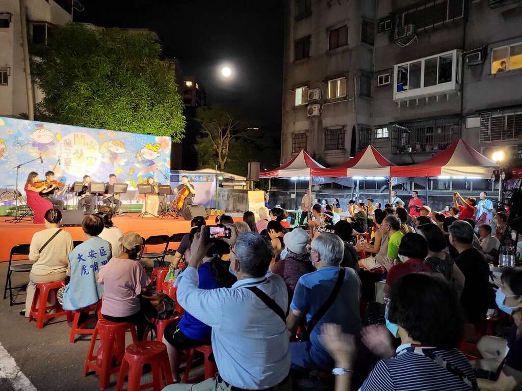 现场参与的民众表示，伴随着弦乐渡过了美好的夜晚(图片来源：台北市政府客家事务委员会)