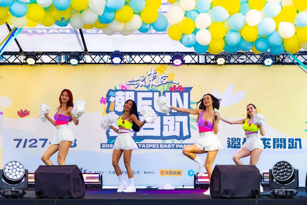 Luxy girls精彩的開場表演(圖片來源：臺北市商業處)