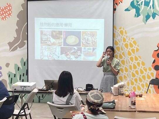老师用心讲授各种药草的知识(图片来源：台北市政府工务局公园路灯工程管理处)