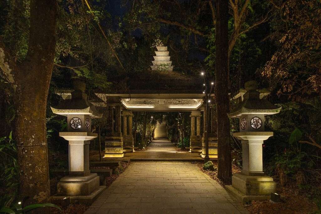 竹柏参道夜间光环境营造-光引谧径，龙嗥亭与石灯笼(图片来源：台北市政府工务局公园路灯工程管理处)