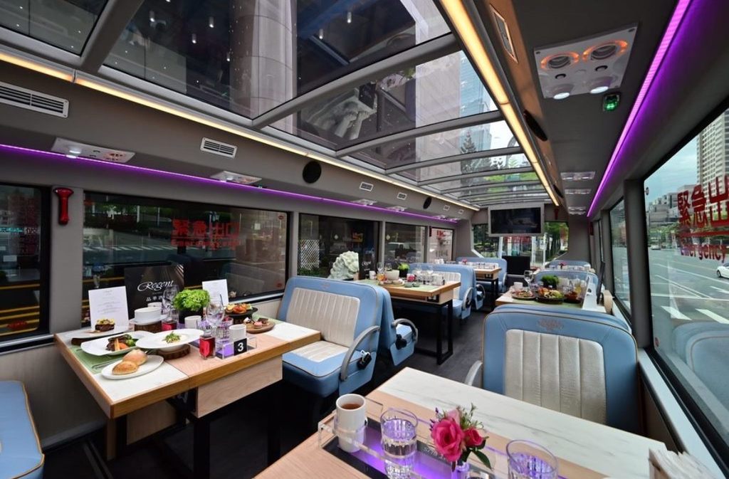「台北市双层餐车」提供17时及19时30分两个时段之经典晚宴。(图片来源：台北市政府观光传播局)