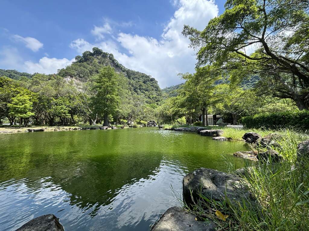 青山绿水倒影的情人湖(图片来源：台北市政府工务局大地工程处)