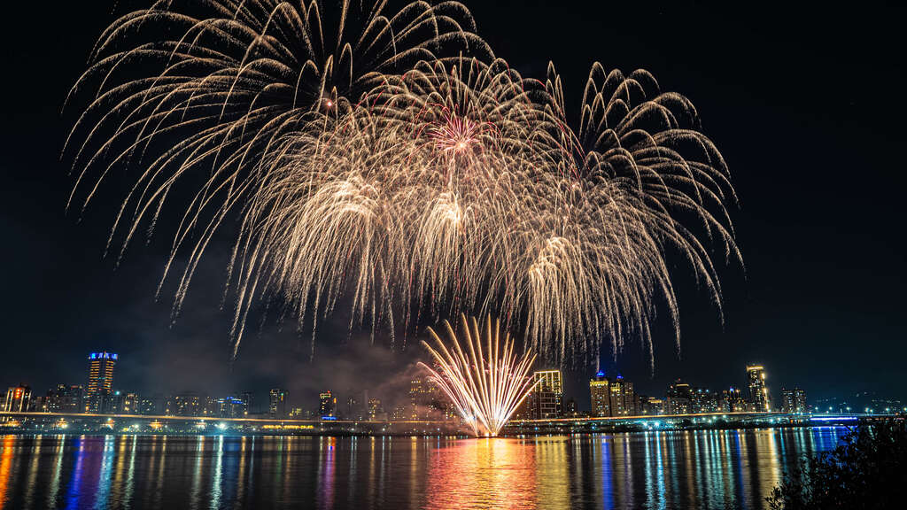 繽紛夜幕的大稻埕夏日節將於8月10日迎來高潮(圖片來源：臺北市政府觀光傳播局)