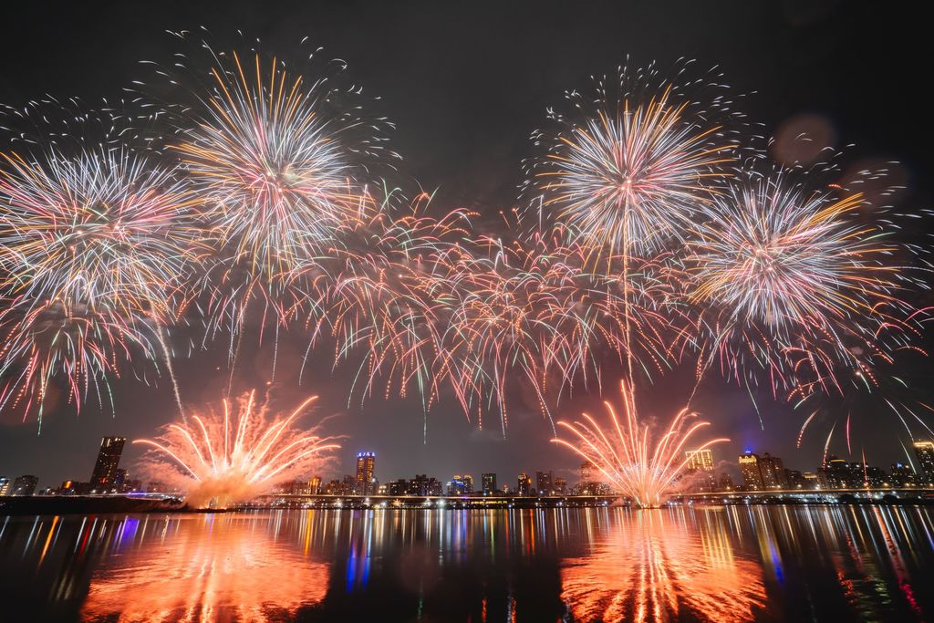8月10日晚间8时将施放480秒的「恋曲140」烟火秀，陪你一起浪漫过七夕(图片来源：台北市政府观光传播局)