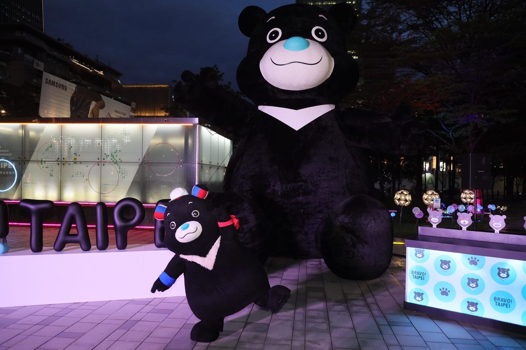 6公尺高「熊讚絨毛氣偶」，8月14日至9月15日在臺北市政府東南廣場展出(圖片來源：臺北市政府觀光傳播局)
