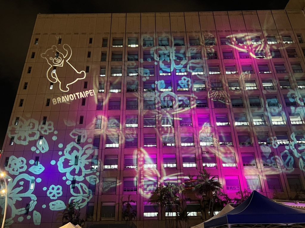 8月14日至9月15日晚上6時30分至10時還有燈光展演，白天夜晚都好拍(圖片來源：臺北市政府觀光傳播局)