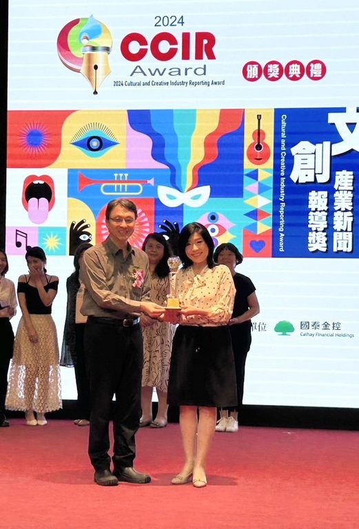 台北电台主持人宛志苹以《听声漫游》於北市青发处获颁2024文创产业新闻报导奖。(图片来源：台北市政府观光传播局)