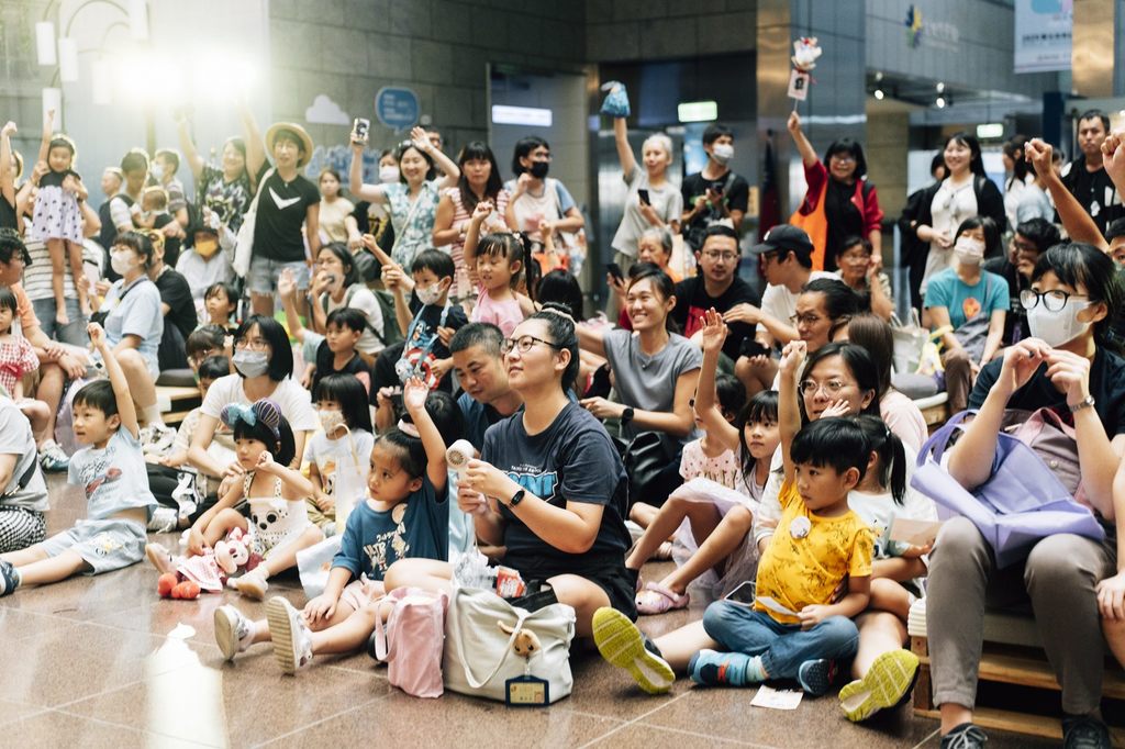 熊赞生日派对吸引许多亲子家庭及熊粉参与，现场座无虚席，大家开心为熊赞庆生。(图片来源：台北市政府观光传播局)