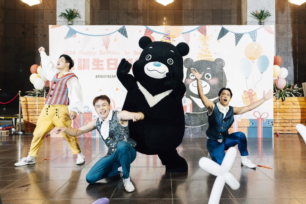 熊赞与「马戏之门」剧团逗趣演出《近即的小丑》。(图片来源：台北市政府观光传播局)