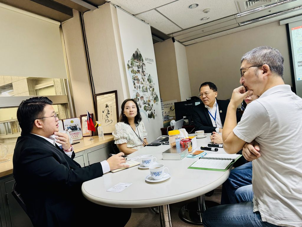 日前马来西亚沙巴州工业及企业发展部陈龙维政治秘书(左)来台取经「台北最High新年城跨年晚会」成功经验。(图片来源：台北市政府观光传播局)