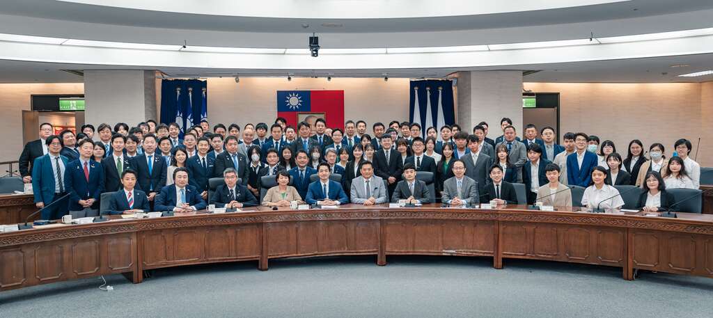 台北市政府青年局日本议员交流会大合照。(图片来源：台北市政府青年局)