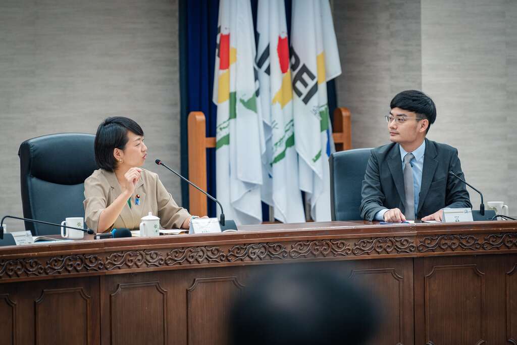 铃木贵子局长期待自民党青年局未来能与蒋市长和殷局长一起努力，共同创造更多关於青年人的未来。(图片来源：台北市政府青年局)