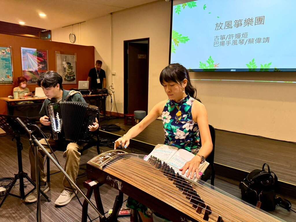 入围金曲奖团队放风筝乐团演出客家周末沙龙(图片来源：台北市政府客家事务委员会)